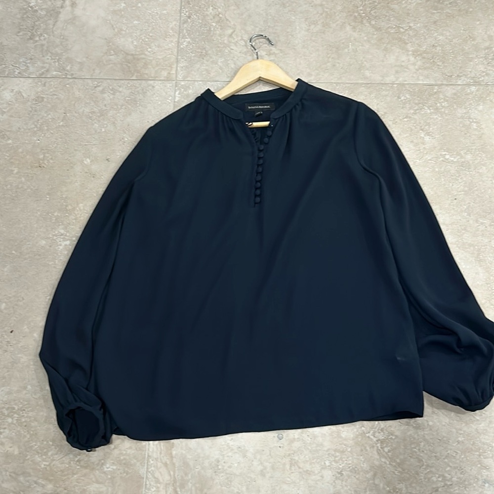 Banana Republic, navy blouse button front in perfect condition size extra small